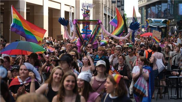 Feiern unterm Regenbogen Auch in der Stadt Leipzig waren am Wochenende viele Regenbogenfahnen zu sehen.