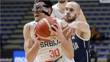 Der neue Spieler der Eisbären Bremerhaven, Simon Krajcovic, attackiert einen Gegenspieler.