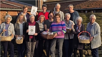 Auch in diesem Jahr verkauft der Inner Wheel Club Nordheide dekorative Ostereier für den guten Zweck. Die Ostereier haben es im wahrsten Sinne des Wortes in sich: Sie enthalten nummerierte Losnummern und bieten die Chance auf attraktive Preise von zahlreichen Unternehmen aus der Region.