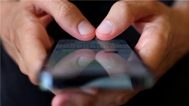 Sextortion: Vom Flirt zur Erpressung Auch in Freundschaften kann es wegen Eifersucht zu Fällen von Sextortion kommen. (Symbolbild)