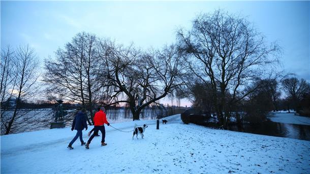 Auch in Hamburg hat es geschneit: Spaziergänger sind an der Außenalster unterwegs.