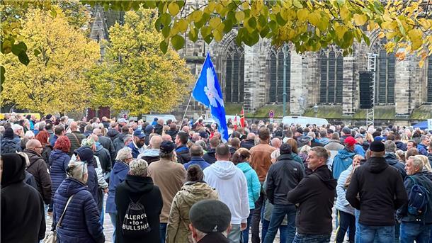 Krieg und Krisen bestimmten Einheitsfeier in Erfurt Auch in Magdeburg wurde demonstriert - ein Teilnehmer hält eine Fahne mit einer Friedenstaube.