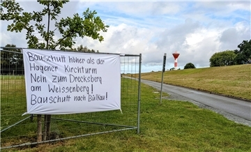 Mit einem Plakat protestieren Anwohner in Sandstedt gegen die geplante Bauschutt-Deponie im fünf Kilometer entfernten Driftsethe.