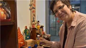 Frau mit Holzspielzeug