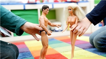 Auch kleine Kinder beschäftigen sich bereits mit Fragen zur Sexualität. Eltern sollten das Thema nicht abblocken, sondern sich mit ihren Kindern in Ruhe darüber unterhalten, rät Expertin Kim Riga-Stüve.