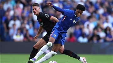 Auch Leverkusens Stürmer Patrik Schick (l) konnte die Testspiel-Niederlage gegen den FC Chelsea nicht abwenden.