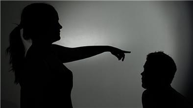 Eine Frau weist ihren Mann zurecht. Gewalt in einer Beziehung geht in manchen Fällen auch von Frauen aus.