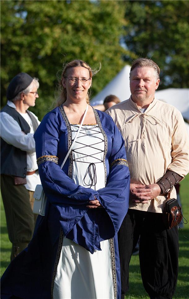 Impressionen aus mittelalterlichem Mulsum: Hartes Ringen beim Wurster Dreikampf Auch Midlums Ortsbürgermeisterin Patricia Gerhardt und ihr Mann Rene halten sich an die Bitte der Veranstalter, sich für die Historischen Festtage in Mulsum passend zu kleiden.