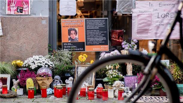Auch Monate nach den tödlichen Schüssen hinterlassen Menschen am Tatort Blumen, Kerzen und Nachrichten im Gedenken an Lorenz. 