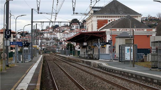 Auch morgen gehen wieder viele Menschen aus Frankreich auf die Straße. Viele Züge bleiben deshalb im Depot.