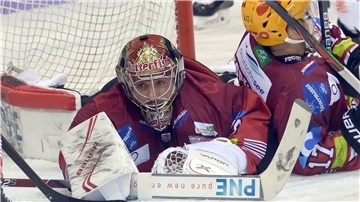 Auch nach dem Teil-Gehaltsverzicht der Pinguins-Spieler um Torwart Tomas Pöpperle sind die finanziellen Sorgen des DEL-Clubs nicht vorbei.