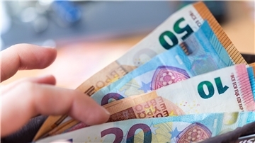 Auch nach über dreißig Jahren der Wiedervereinigung sind die Gehälter in Ost- und Westdeutschland nicht auf einem Niveau.