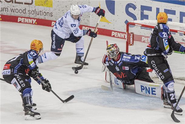 Ein Eishockey-Torwart streckt sich