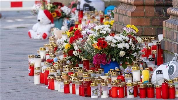 Kein Verdächtiger im Fall Fabian: Druck auf Ermittler wächst Auch Plüschtiere und handgeschriebene Zettel erinnern an Fabian, der mutmaßlich einem Gewaltverbrechen zum Opfer fiel.