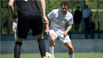 Ein Mann im weißen Trikot