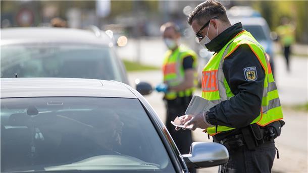 Auch Polizisten tragen Mundschutz – doch bei vielen Einsatzszenarien ist das nicht möglich, ebenso wie Solofahrten, um den Abstand zum Kollegen einzuhalten.