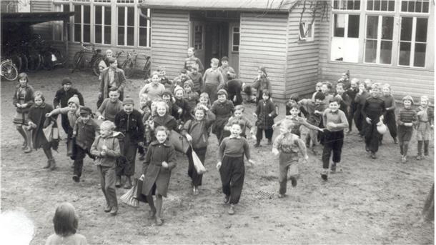 Bis in die 60er Jahre wohnen in der Wesermarsch Familien in Baracken Auch Schulunterricht fand in Baracken statt, hier bei der Südschule im März 1957.