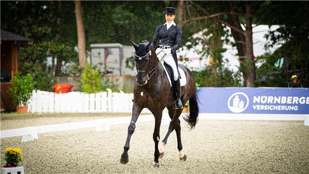 Auch Starkregen bringt Sandra Nuxoll auf Bonheur de la Vie nicht aus dem Konzept. Souverän sichert sie sich die Qualifikation zum Finale des Louisdor-Preises 2020.