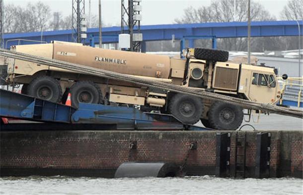 In die Ukraine? USA bringen via Bremerhaven viele Panzer und MaxxPro nach Europa Auch Tankfahrzeuge werden von Bord gebracht.