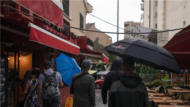 Auch Touristen bekamen das schlechte Wetter zu spüren.