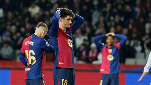 Auch um die Spielgenehmigung von Barcelonas Pau Victor (M) wird gestritten.