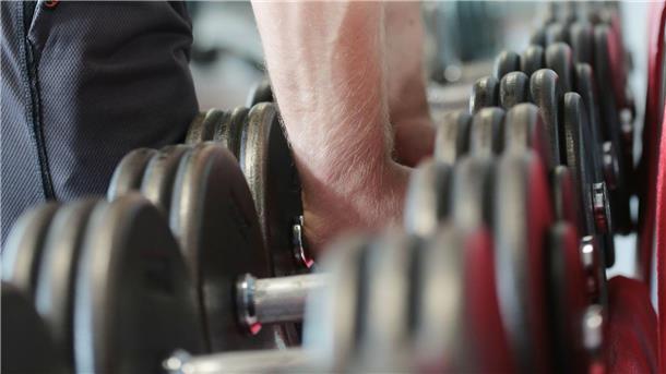 Kraft trainieren Auch unter Jugendlichen ist Krafttraining beliebt.