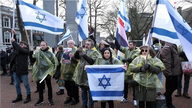 Auch Unterstützer Israels versammelten sich vor dem Internationalen Gerichtshof in Den Haag.