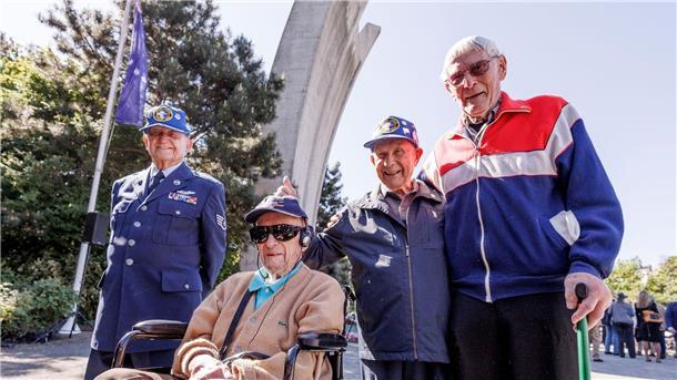 Ende der Berliner Luftbrücke: Pistorius mahnt Solidarität an Auch Veteranen nehmen am Festakt in Berlin-Tempelhof teil.