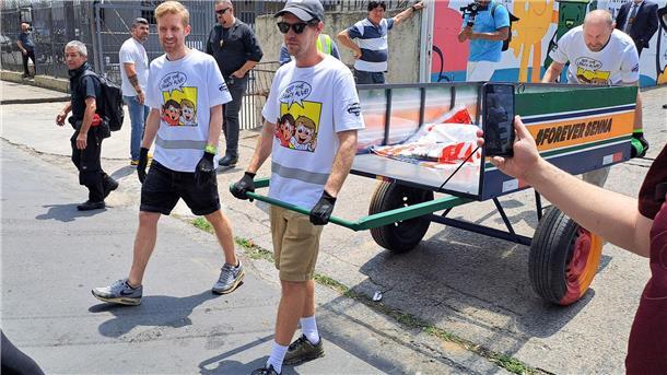 Vettel sammelt Müll in São Paulo: „Wir räumen auf“ Auch Vettel muss den Wagen, in dem der Müll gesammelt wird, fahren.