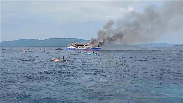 Tödliches Feuer auf Fähre in Sulawesi Auch viele Fischerboote eilten den Menschen zu Hilfe.