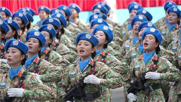 Vietnam feiert 50 Jahre Kriegsende - riesige Militärparade Auch viele Frauen nahmen an der Parade teil.