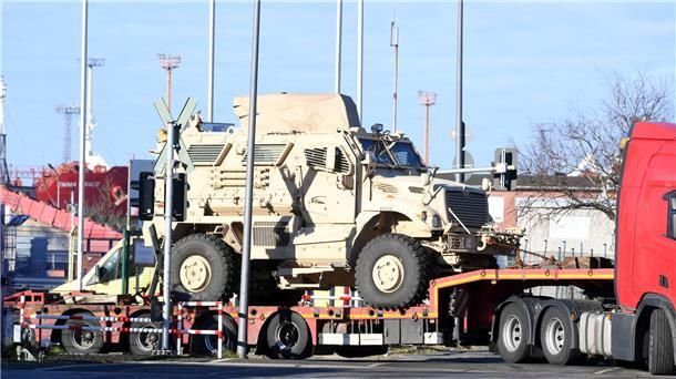 Warum die US-Armee so viele Militärfahrzeuge via Bremerhaven nach Europa bringt Auch viele gepanzerte Fahrzeuge vom Typ International MaxxPro werden in diesen Tagen durch Bremerhaven transportiert. Sie gelten als minensicher - und dürften bald in der Ukraine eingesetzt werden.