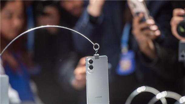 Samsung überrascht mit dünnerem Smartphone-Modell Auch von Apple wird in diesem Jahr eine dünnere iPhone-Version erwartet.