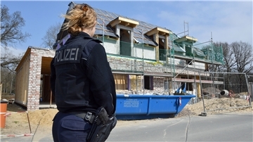 Eine Polizistin vor einer Baustelle im Neubaugebiet in Reinkenheide