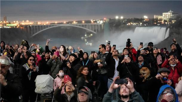 Millionen Menschen sehen totale Sonnenfinsternis Auch vor den Niagarafällen in Ontario treffen sich zahlreiche Menschen, um die totale Sonnenfinsternis zu beobachten.