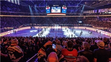 Auch vor den Spielen gedenken die Eisbären Berlin ihres verstorbenen Teamkollegen Tobias Eder.