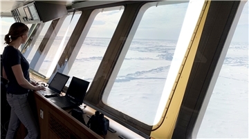 Auch wenn das Eis den Weg Richtung Süden erschwert, beobachtet das Team der Meereisgruppe stündlich von der Brücke der „Polarstern“ das Eis mit kritischen Augen.