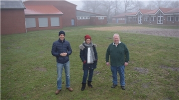 Pascal Gentner (von links), Dr. Juliane Netzer und Volker Bauermeister vom Bürgerverein Bokel an dem Ort, wo in den kommenden Jahren Räume für die Dorfgemeinschaft entstehen könnten. 