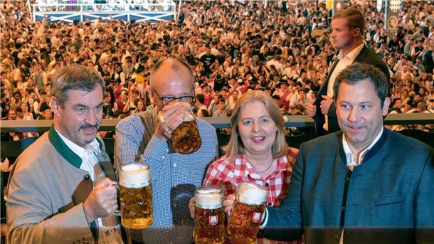 Kult oder Banalisierung: Söders gefährliche Gratwanderung Auch wenn Markus Söder eigentlich nicht gerne Bier trinkt - fürs Foto auf dem Oktoberfest gehört auch für ihn der Maßkrug natürlich dazu. (Archivbild)