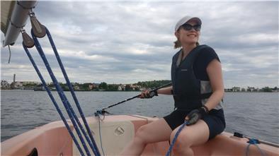 Auch wenn sich Julika Peschau hier gerade auf der Mecklenburger Seenplatte norddeutschen Wind um die Seglernase wehen lässt – nach ihrer Ausbildung in Berlin zieht es die 29-Jährige in die große weite Diplomatenwelt.