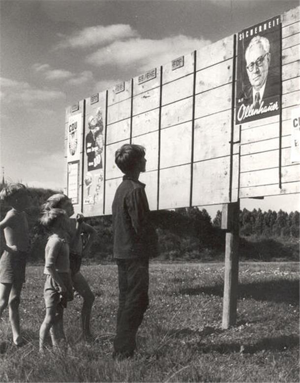 Als die Wahlbeteiligung noch bei über 84 Prozent lag Auch wenn sie noch nicht wahlberechtigt waren, interessierten sich 1961 diese Kinder offenkundig für den SPD-Vorsitzenden Erich Ollenhauer.