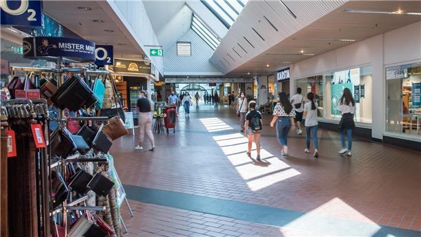 Auch wer hier langbummelt, ist im Karstadt-Haus unterwegs. 18 Einzelhändler sind Untermieter des Kaufhauses. Wer auf den Boden schaut, erkennt die Grenzen am roten Klinkerpflaster.