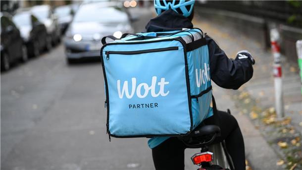 Lieferando baut rund 2.000 Fahrerstellen ab Auch Wolt und andere Wettbewerber setzen auf Subunternehmen bei der Auslieferung. (Archivbild)