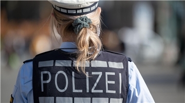 Auch zehn Tage nach dem Vorfall wirkt der Angriff auf einen Achtklässler aus Berlin in Cuxhaven nach. Die Polizei ermittelt wegen gefährlicher Körperverletzung gegen einen Erwachsenen. Gleichzeitig wird auch der Dienstaufsichtsbeschwerde gegen die eingesetzten Beamten nachgegangen.