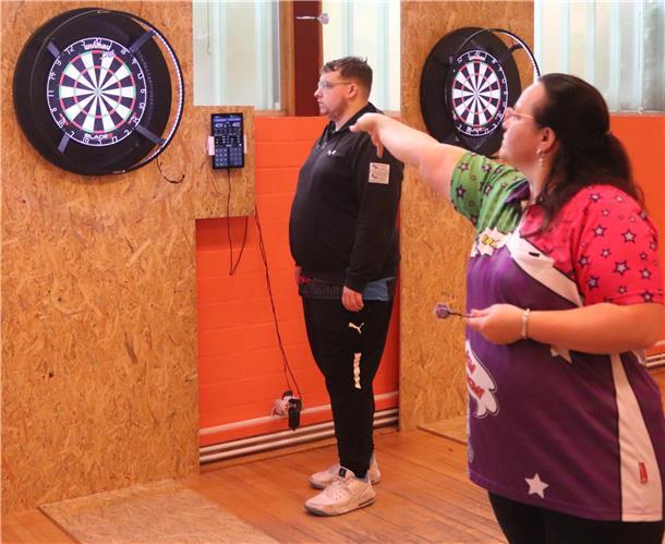 Darts auf Top-Niveau: Stute schlägt Buhr im Krimi-Finale des Aue-Mehde-Cups Auch zwei Frauen traten im Feld der 32 Teilnehmer in Zeven an. Eine von ihnen war Sandra Richter, für die trotz ansprechender Leistungen das Turnier nach der Gruppenphase beendet war.