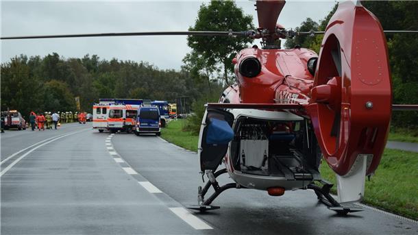 Schwerer Unfall auf B212: Zwei Tote und drei teils lebensgefährlich Verletzte Unfallszene