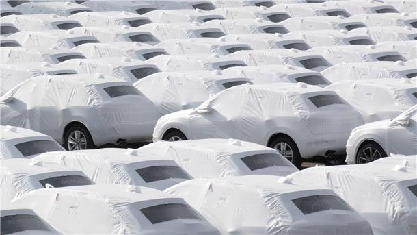 Audi-Fahrzeuge des Volkswagen Konzerns stehen im Hafen von Emden zur Verschiffung bereit.
