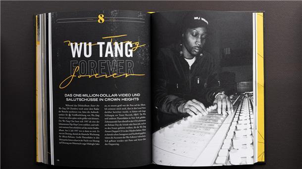 Das Foto zeigt zwei Seiten eines Buches und den Rapper RZA beim Produzieren. 