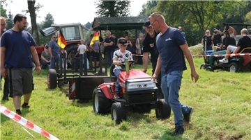 Auf Aufsitzmähern gingen die Kinder und Jugendlichen beim Pullen an den Start.