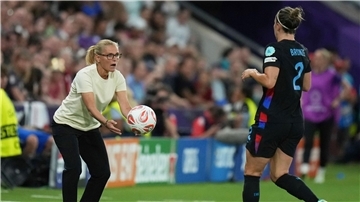 Auf Ballhöhe: Englands Trainerin Sarina Wiegman.